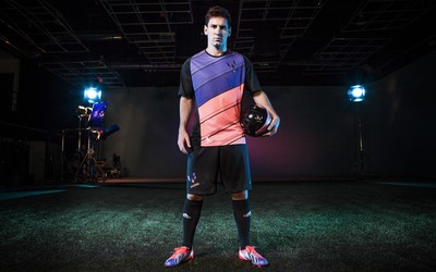 OD电竞独家-亚马尔被三人包夹突围